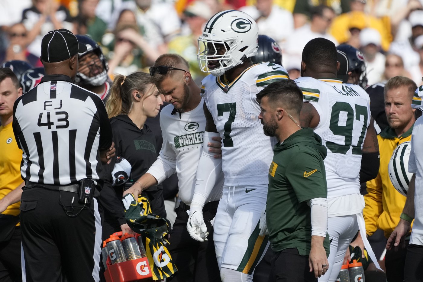 Packers LB Quay Walker leaves game to get evaluated for concussion | iNFOnews.ca Packers LB Quay Walker leaves game to get evaluated for concussion | iNFOnews.ca