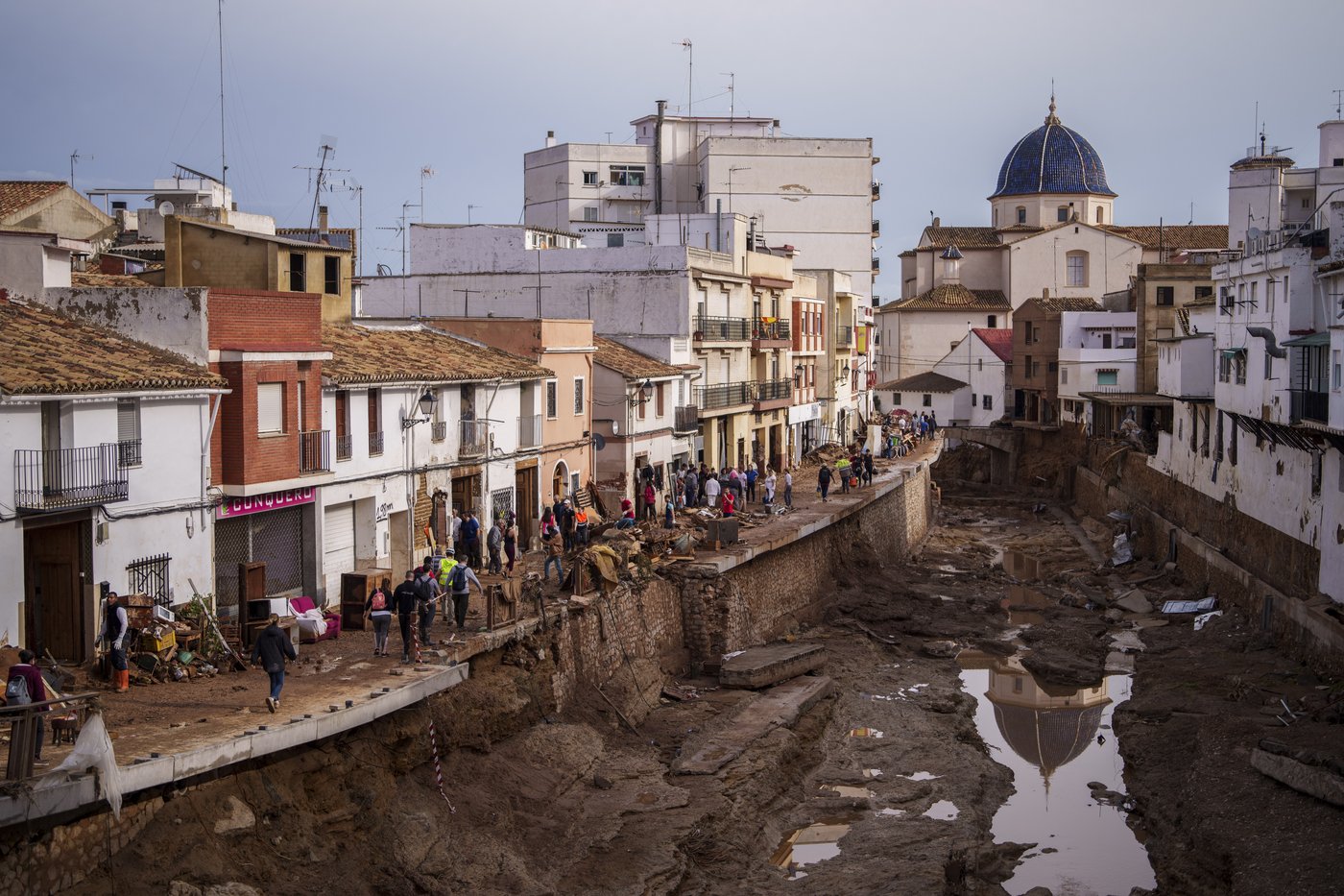 Mud-caked volunteers clean flood debris in a Spanish town as authorities struggle to respond | iNFOnews.ca Mud-caked volunteers clean flood debris in a Spanish town as authorities struggle to respond | iNFOnews.ca
