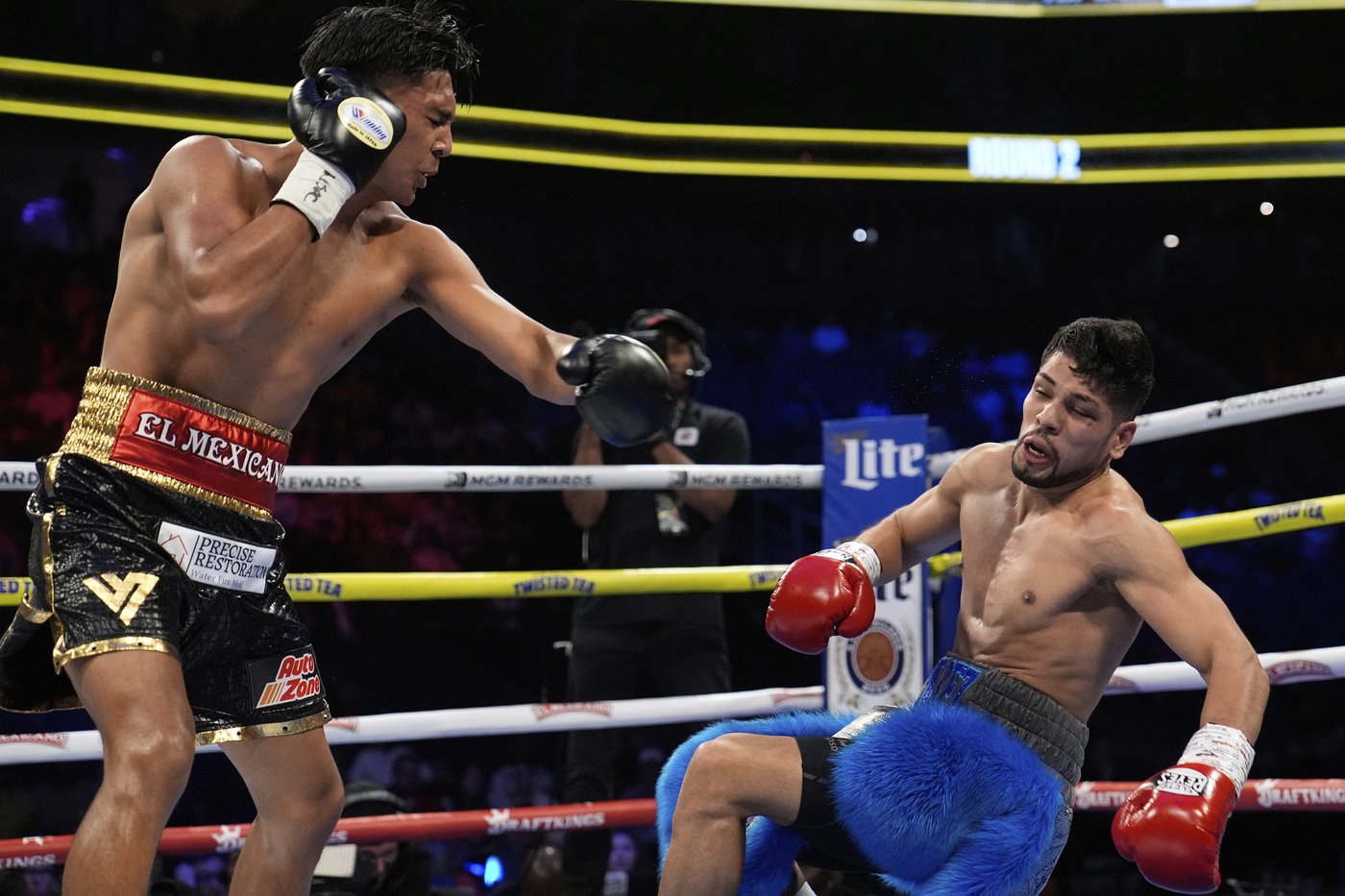 Inoue overcomes early knockdown, dominates Cardenas to remain undefeated with 8th-round TKO | iNFOnews.ca Inoue overcomes early knockdown, dominates Cardenas to remain undefeated with 8th-round TKO | iNFOnews.ca
