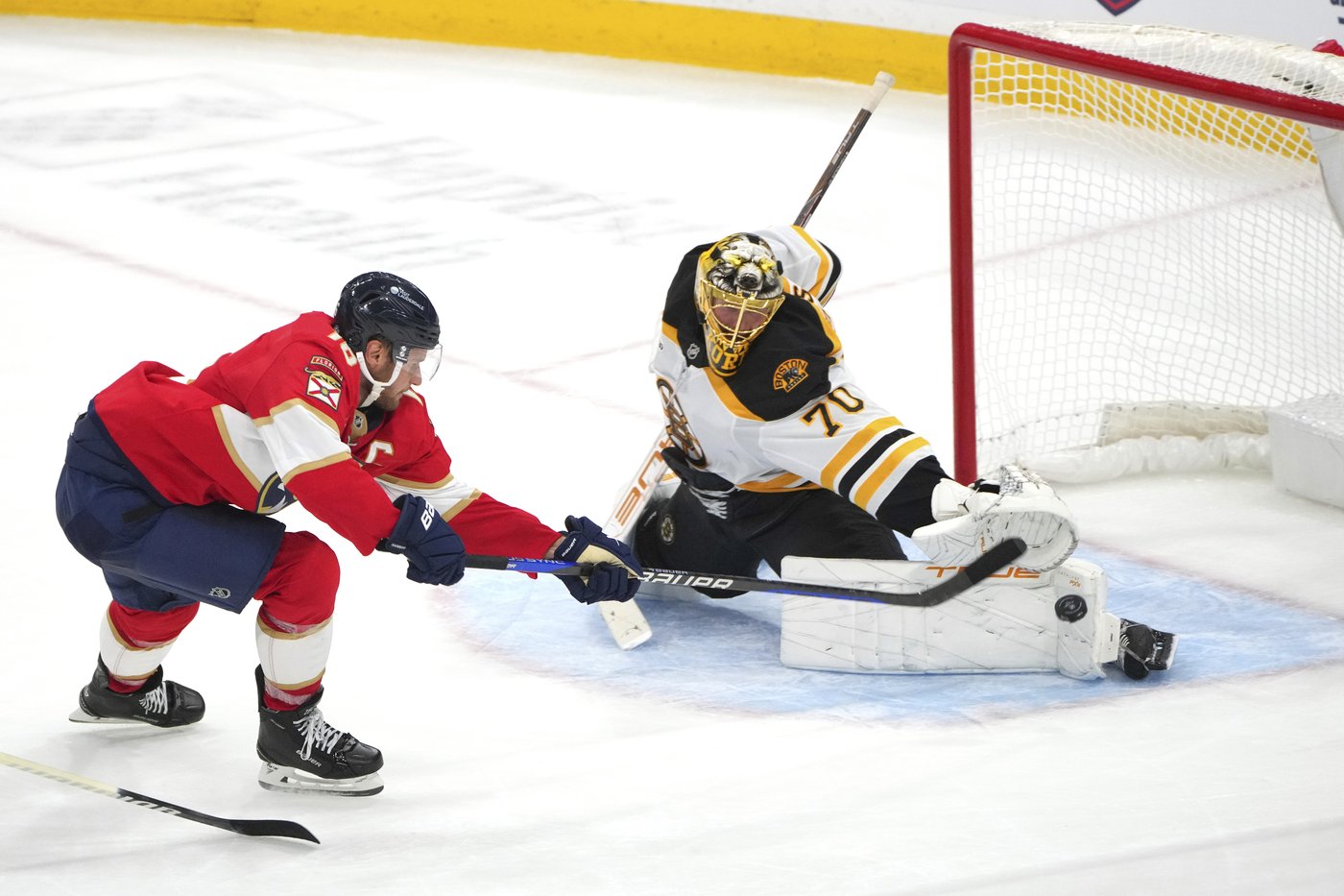 Bennett scores twice, Panthers open their title defense by getting past rival Bruins 6-4 | iNFOnews.ca