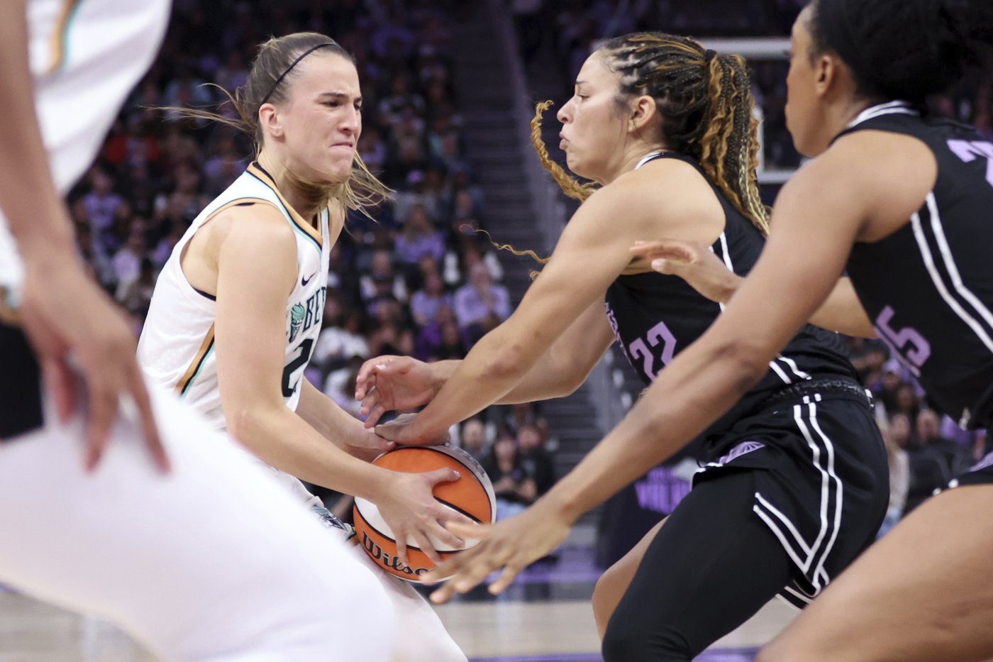Sabrina Ionescu makes 7 free throws late as Liberty hold off Valkyries 81-78 | iNFOnews.ca