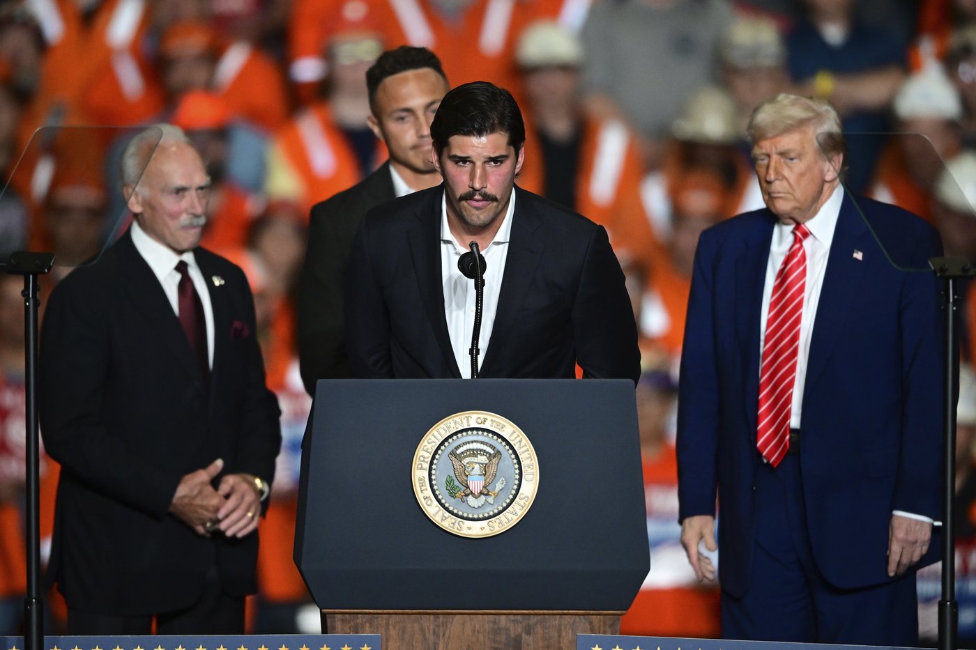 The Pittsburgh Steelers reached out to fans upset that Donald Trump received a jersey at a rally | iNFOnews.ca