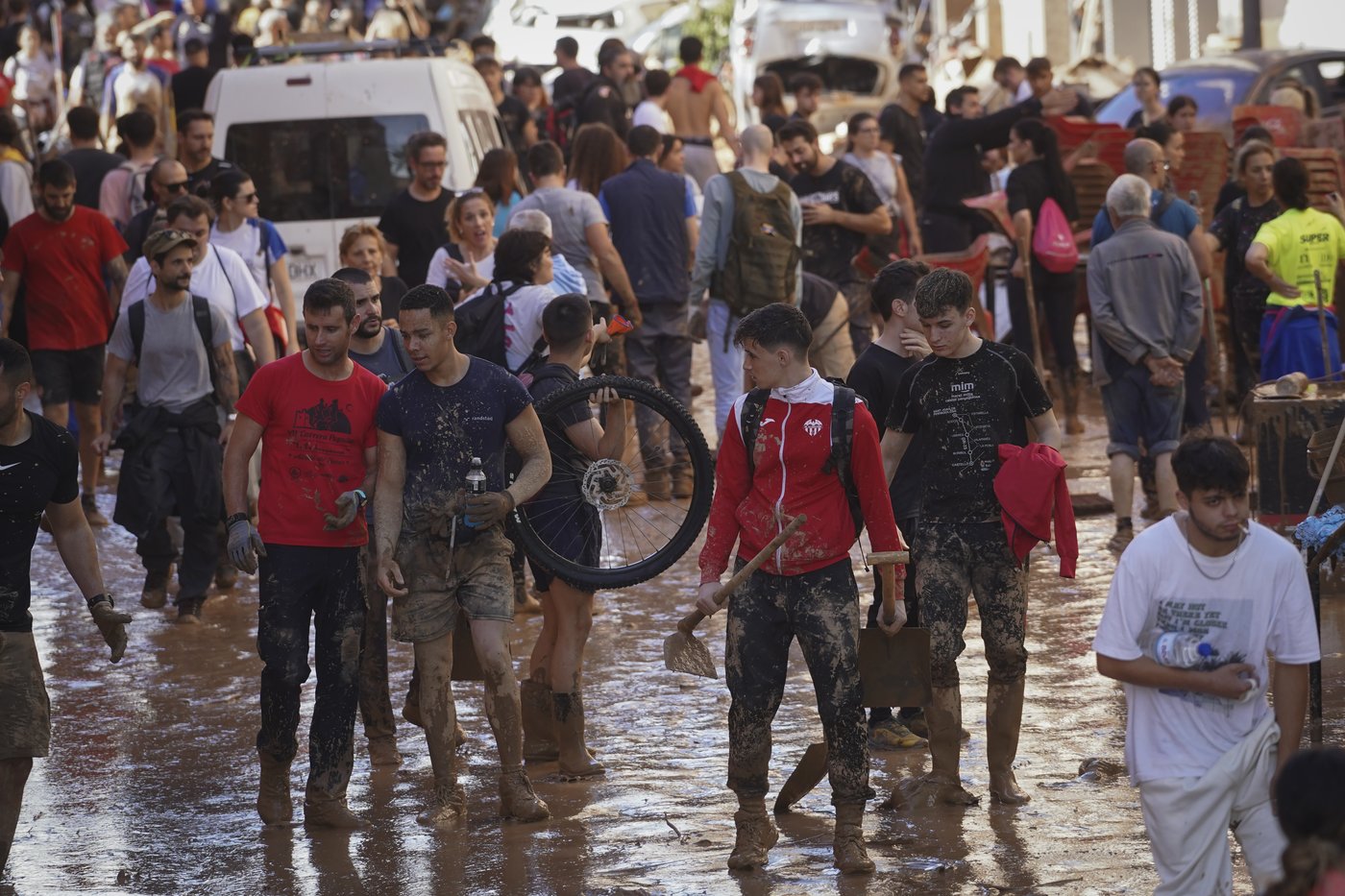 Mud-caked volunteers clean flood debris in a Spanish town as authorities struggle to respond | iNFOnews.ca Mud-caked volunteers clean flood debris in a Spanish town as authorities struggle to respond | iNFOnews.ca