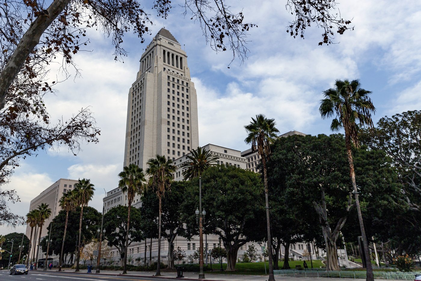 FBI agents search home of Los Angeles deputy mayor over City Hall bomb threat | iNFOnews.ca FBI agents search home of Los Angeles deputy mayor over City Hall bomb threat | iNFOnews.ca