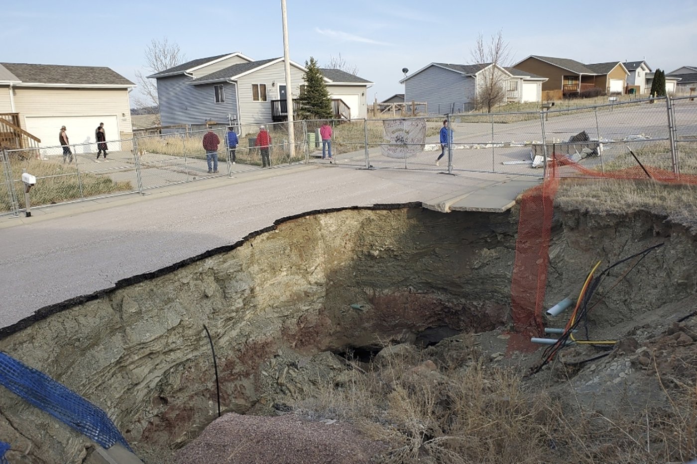 Giant sinkholes in a South Dakota neighborhood make families fear for their safety | iNFOnews.ca Giant sinkholes in a South Dakota neighborhood make families fear for their safety | iNFOnews.ca