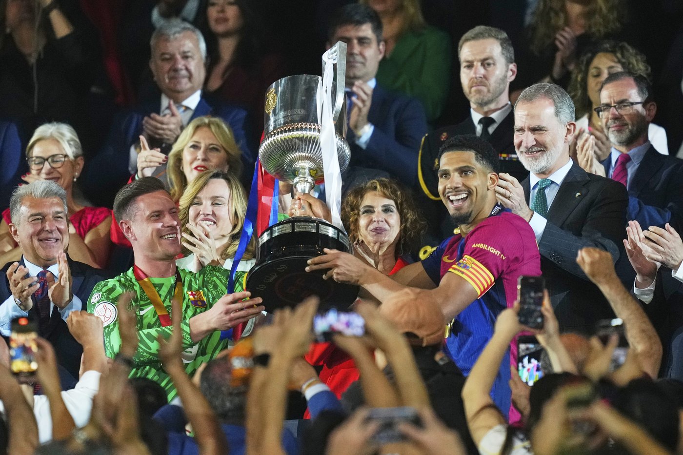 Barcelona edges Real Madrid in extra time to win Copa del Rey final | iNFOnews.ca
