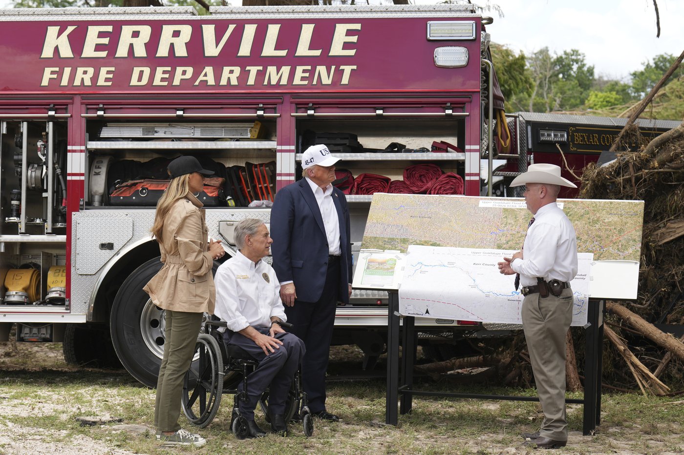 Trump tours Texas flood sites and defends officials as questions mount about response | iNFOnews.ca Trump tours Texas flood sites and defends officials as questions mount about response | iNFOnews.ca
