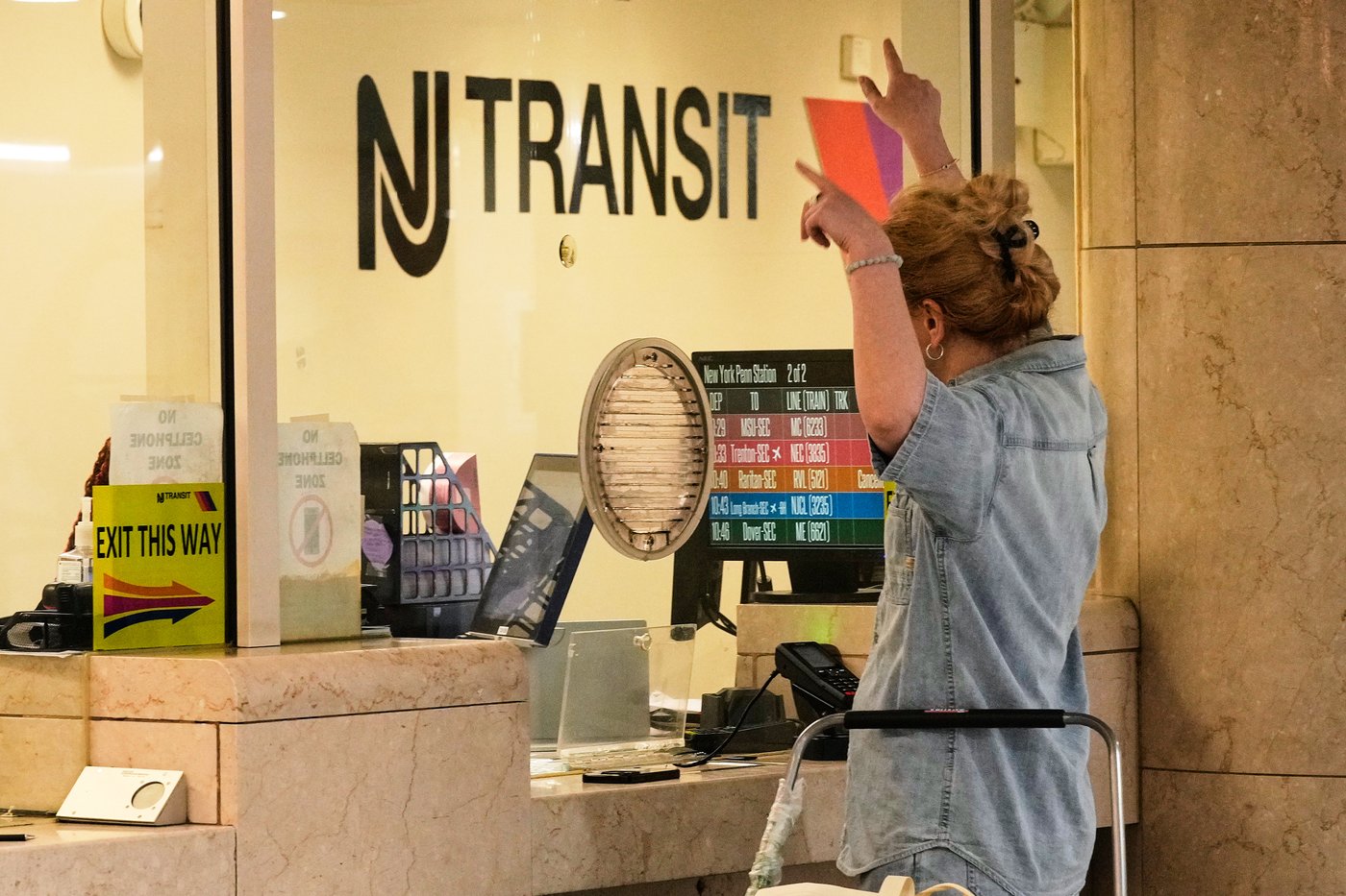 Rail car fire near New York's Penn Station injures 5, snarls morning commute, train service delayed | iNwheels Rail car fire near New York's Penn Station injures 5, snarls morning commute, train service delayed | iNwheels