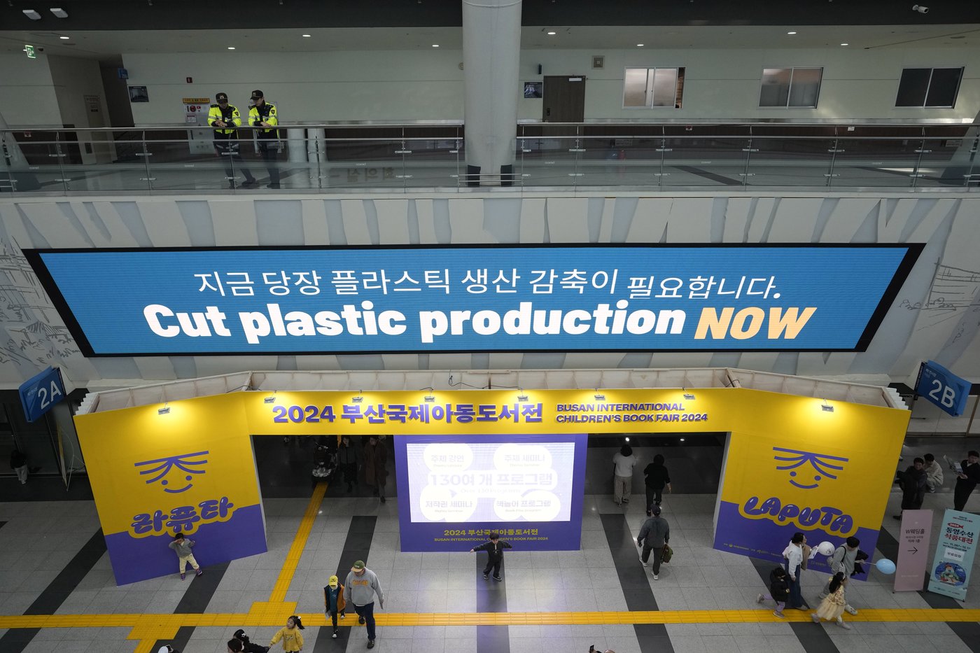 Negotiators fail to reach an agreement on a plastic pollution treaty. Talks to resume next year | iNFOnews.ca