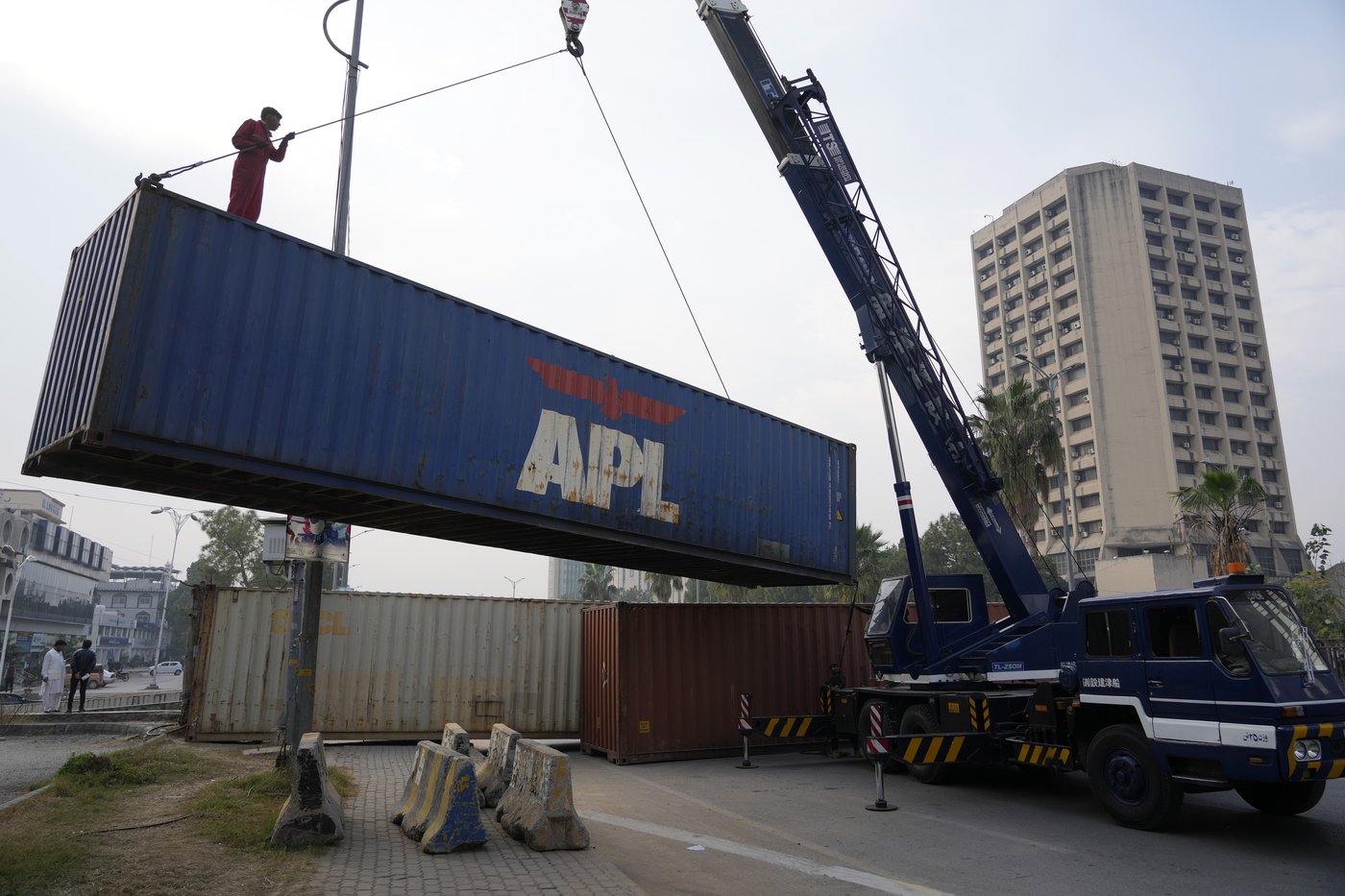Pakistan seals off its capital ahead of a planned rally by Imran Khan supporters | iNFOnews.ca