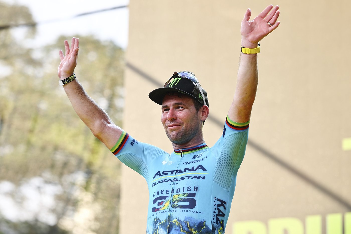 Sprint ace Mark Cavendish ends cycling career in style with Singapore win | iNFOnews.ca Sprint ace Mark Cavendish ends cycling career in style with Singapore win | iNFOnews.ca