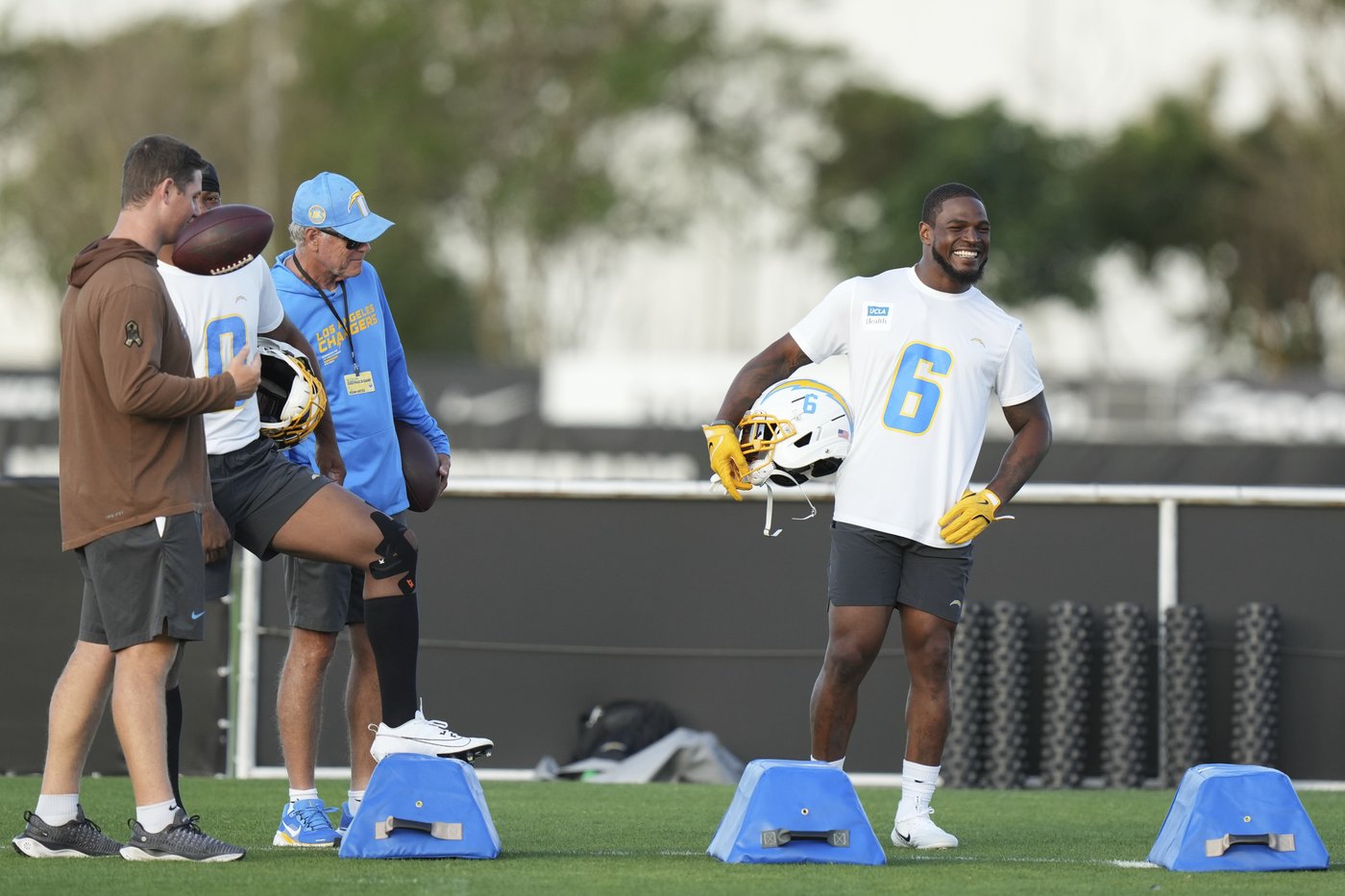 Chargers' Denzel Perryman sidelined with ankle injury after season opener | iNFOnews.ca Chargers' Denzel Perryman sidelined with ankle injury after season opener | iNFOnews.ca