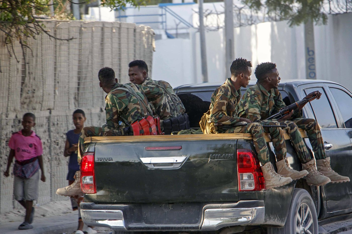 7 killed in suicide bomber attack at a cafe in Somalia's capital | iNFOnews.ca