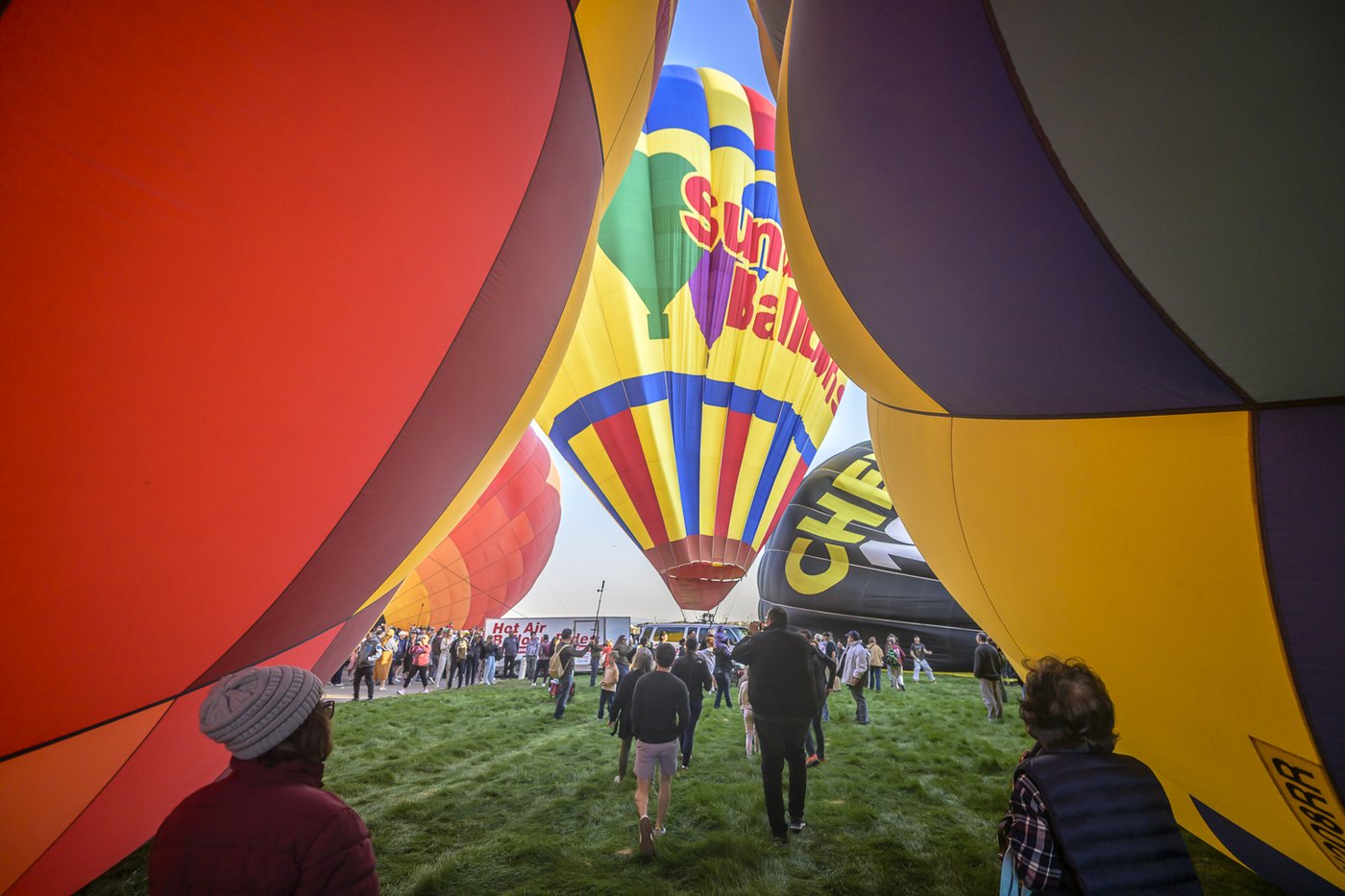 Hot-air balloon bumps line, causing brief power outage during Albuquerque balloon fiesta | iNFOnews.ca Hot-air balloon bumps line, causing brief power outage during Albuquerque balloon fiesta | iNFOnews.ca