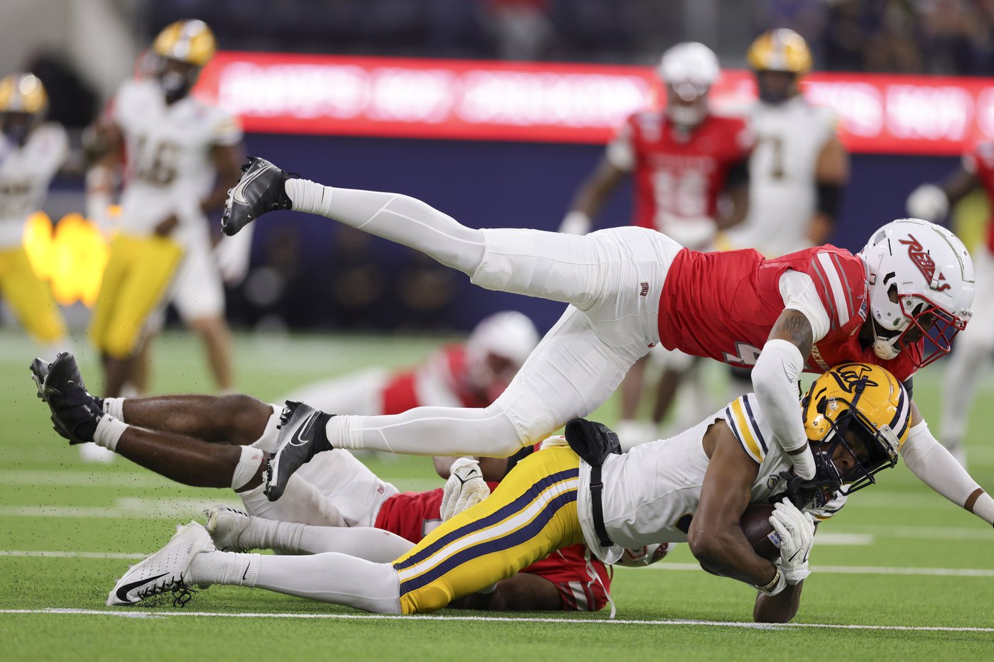 Hajj-Malik Williams throws 2 TDs passes to help No. 24 UNLV beat Cal 24-13 in the LA Bowl | iNFOnews.ca