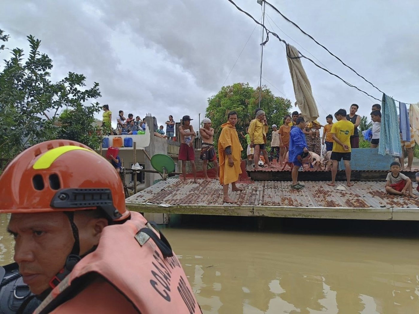 Floods in Philippines kill at least 9 and trap others on roofs as storm approaches | iNFOnews.ca Floods in Philippines kill at least 9 and trap others on roofs as storm approaches | iNFOnews.ca
