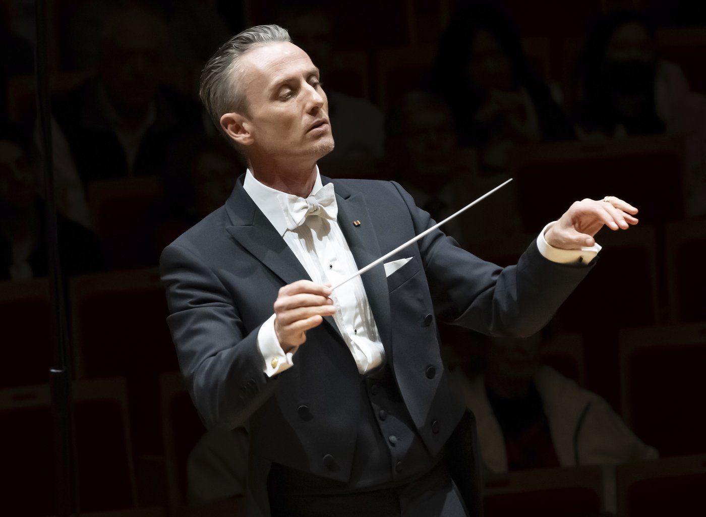 Alexander Shelley to become Pacific Symphony Orchestra music director for 2026-27 season | iNFOnews.ca