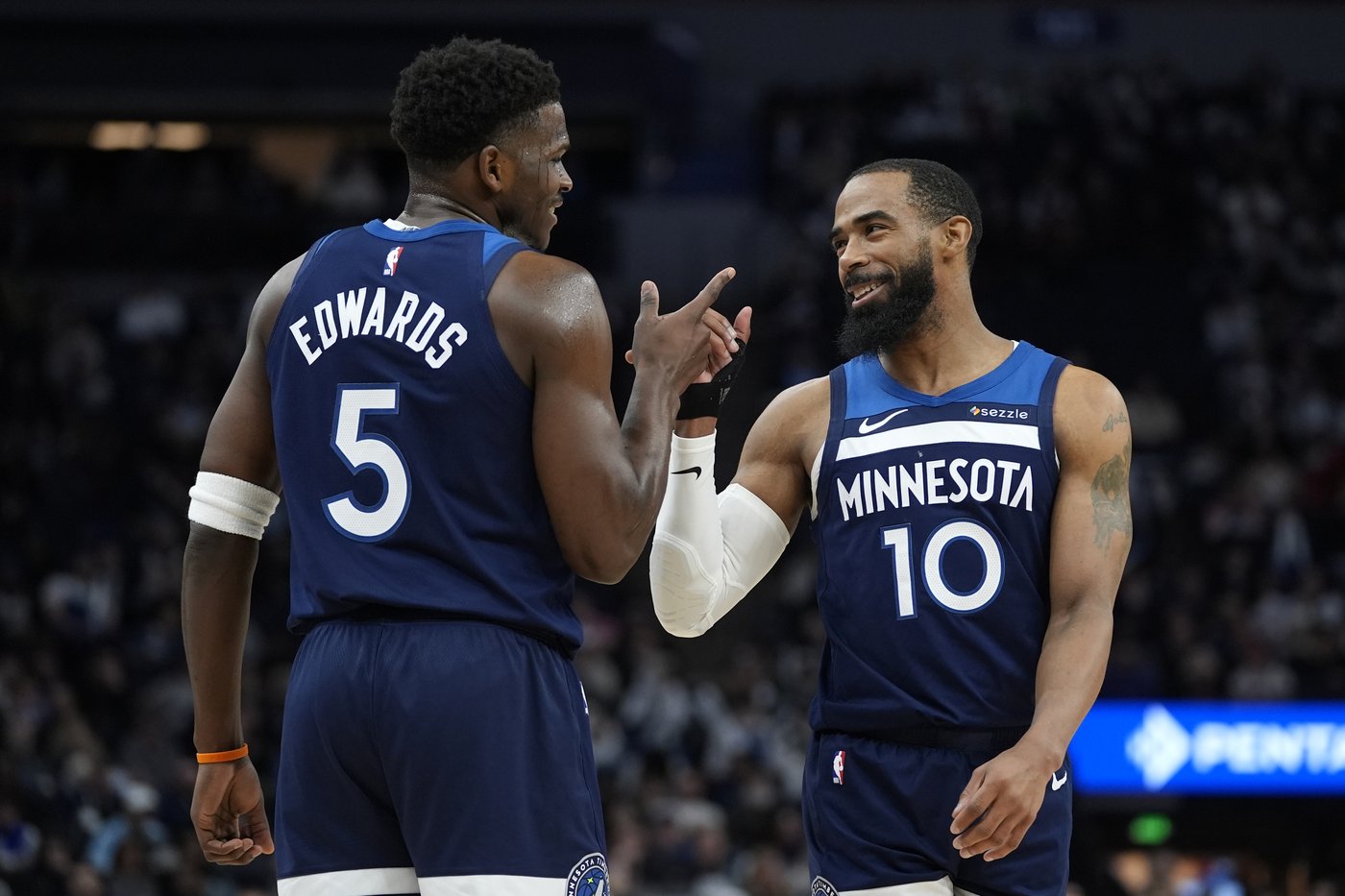 Edwards scores 49 to lead Wolves over short-handed Bulls 127-108 | iNFOnews.ca