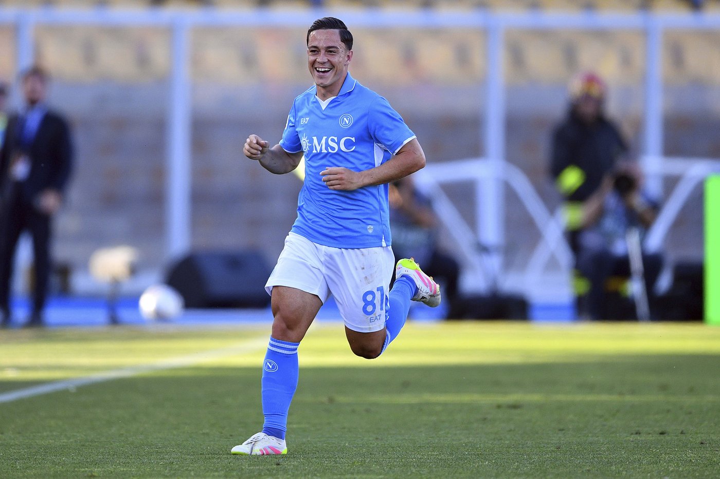 Serie A leader Napoli beats Lecce amid flares and delays to move closer to title | iNFOnews.ca Serie A leader Napoli beats Lecce amid flares and delays to move closer to title | iNFOnews.ca