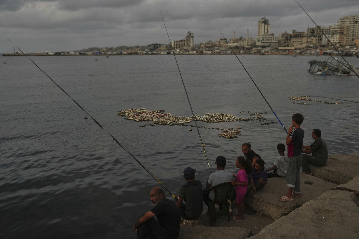 Photos in Gaza City, where the beach offers fleeting respite as war and famine grind on | iNFOnews.ca