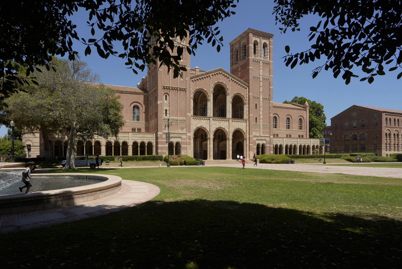 Trump administration seeks $1 billion settlement from UCLA, a White House official says | iNFOnews.ca