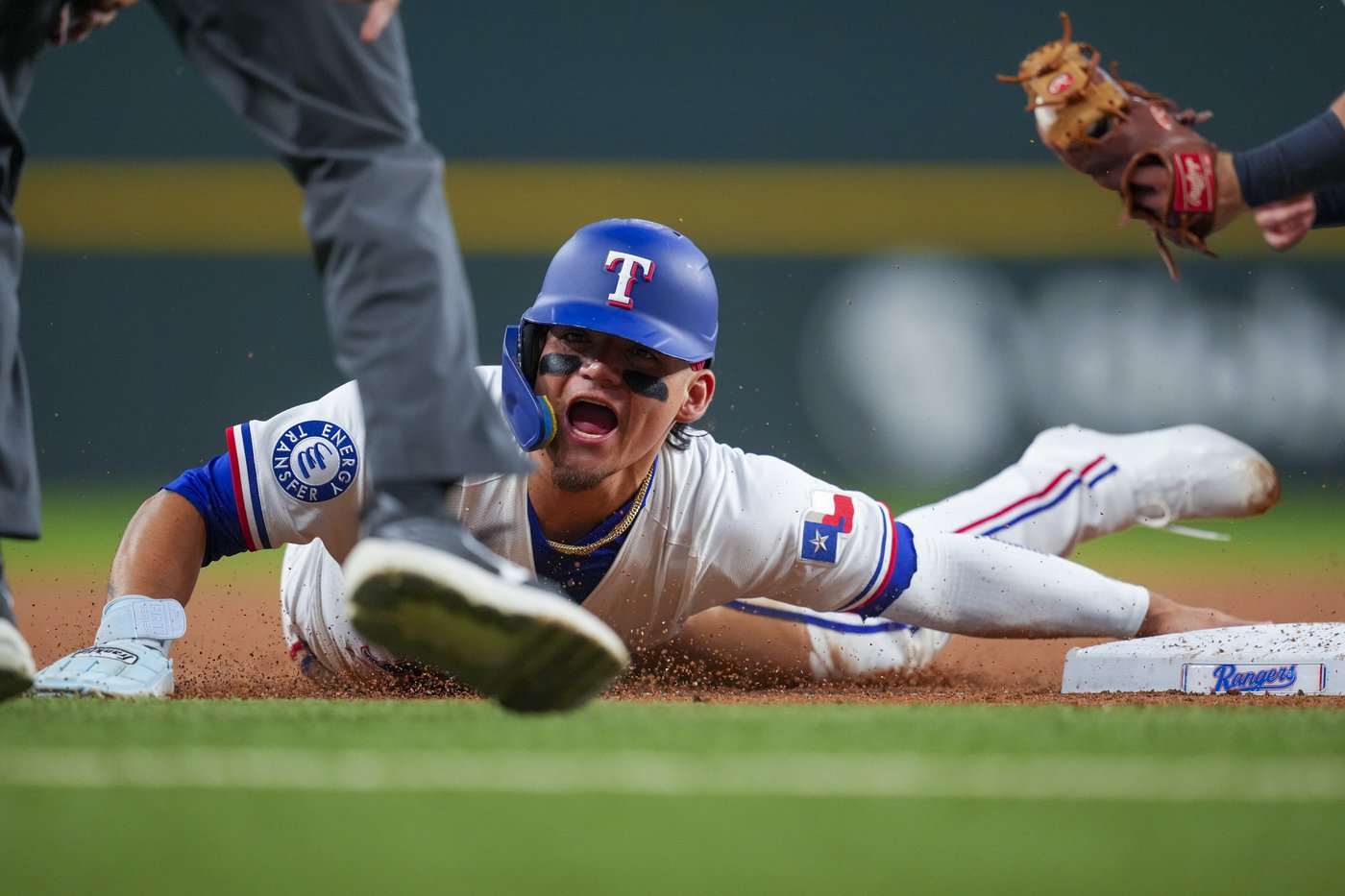 Michael Helman hits 2-run HR, make catch to prevent 2-run HR, as Rangers beat Brewers 5-4 | iNFOnews.ca