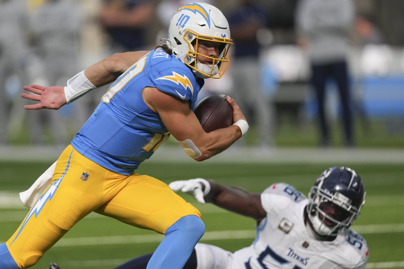 Justin Herbert has TDs passing and rushing as Chargers beat Titans 27-17 for 3rd straight win | iNFOnews.ca Justin Herbert has TDs passing and rushing as Chargers beat Titans 27-17 for 3rd straight win | iNFOnews.ca