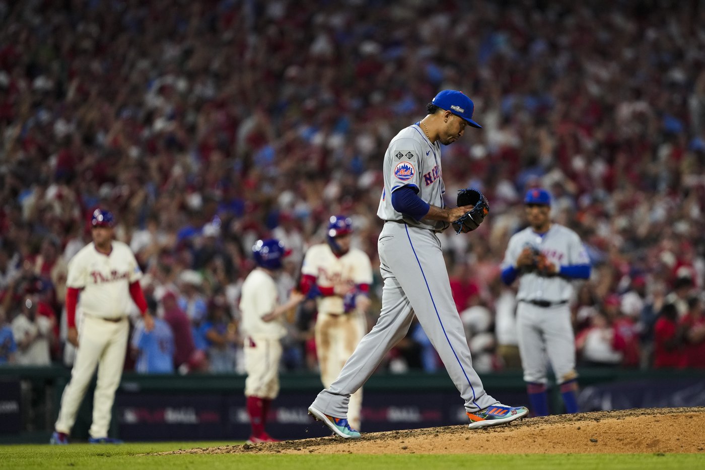 Mets bullpen fails to hold lead in 8th inning, blows Game 2 in 9th to Phillies. | iNFOnews.ca