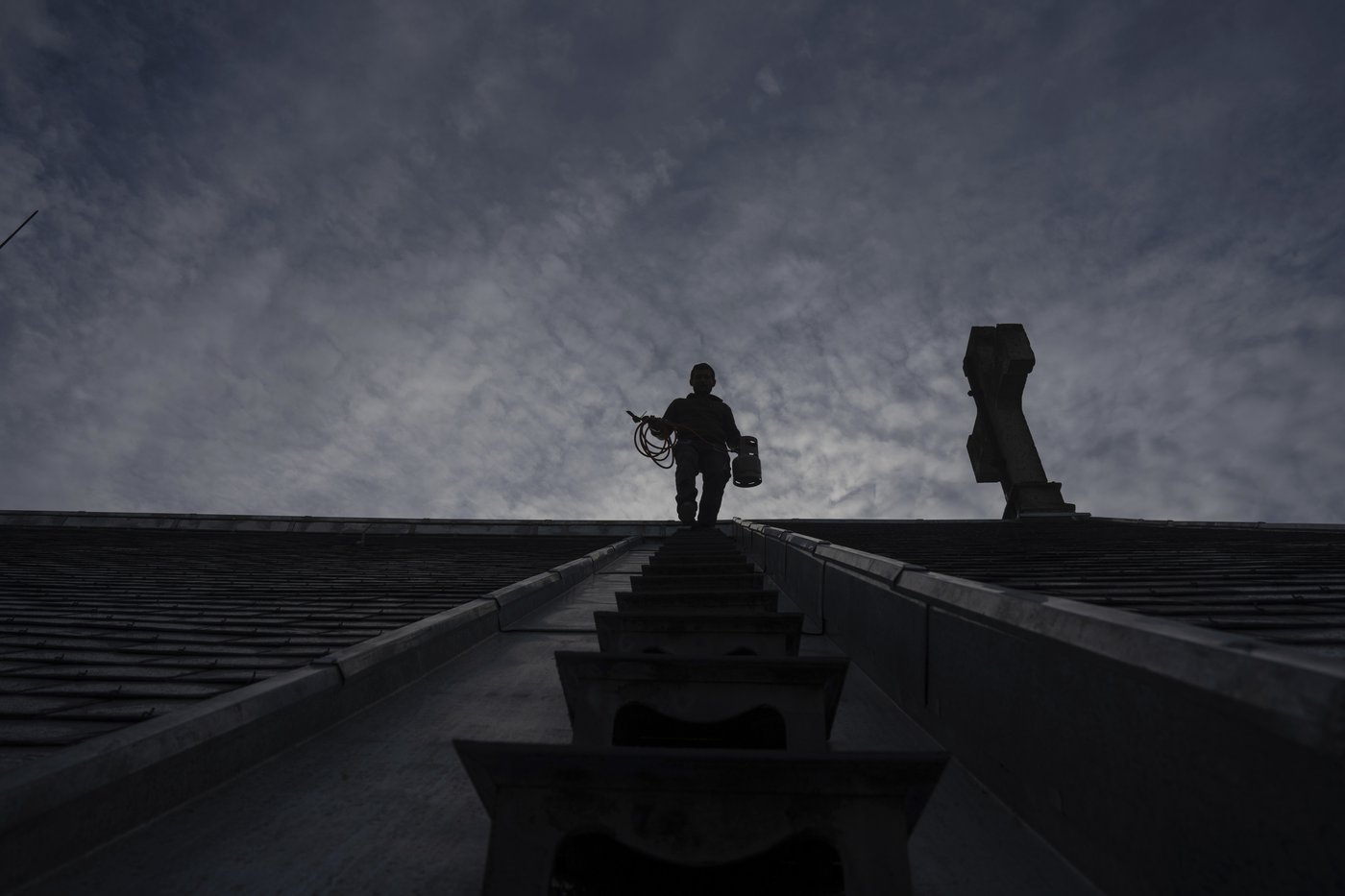 The roof restorers of Paris now have UNESCO World Heritage recognition | iNFOnews.ca