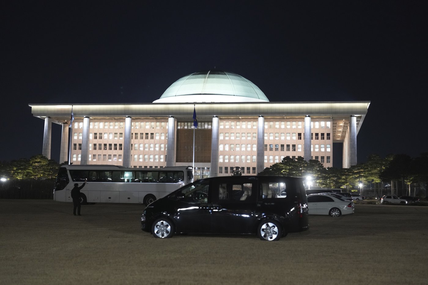 South Korea's governing party head supports suspending Yoon's powers, making impeachment more likely | iNFOnews.ca South Korea's governing party head supports suspending Yoon's powers, making impeachment more likely | iNFOnews.ca