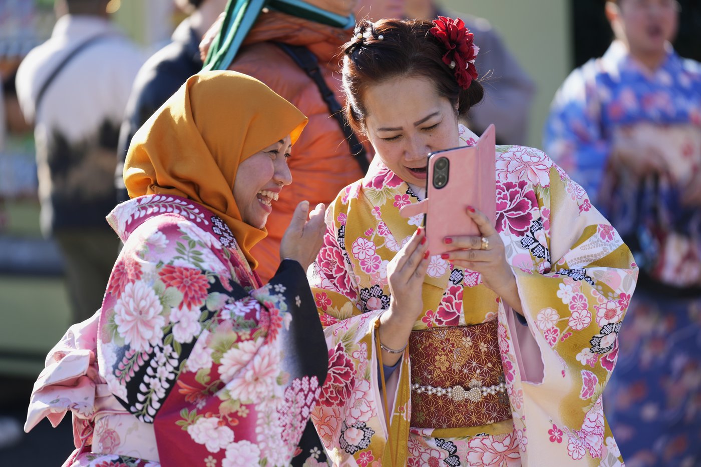 The world welcomes 2025 with light shows, embraces and ice plunges | iNFOnews.ca