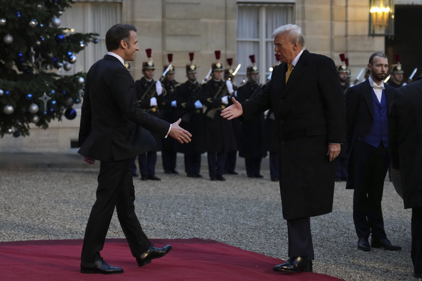 Trump is welcomed by Macron to Paris with presidential pomp and joined by Zelenskyy for their talks | iNFOnews.ca Trump is welcomed by Macron to Paris with presidential pomp and joined by Zelenskyy for their talks | iNFOnews.ca