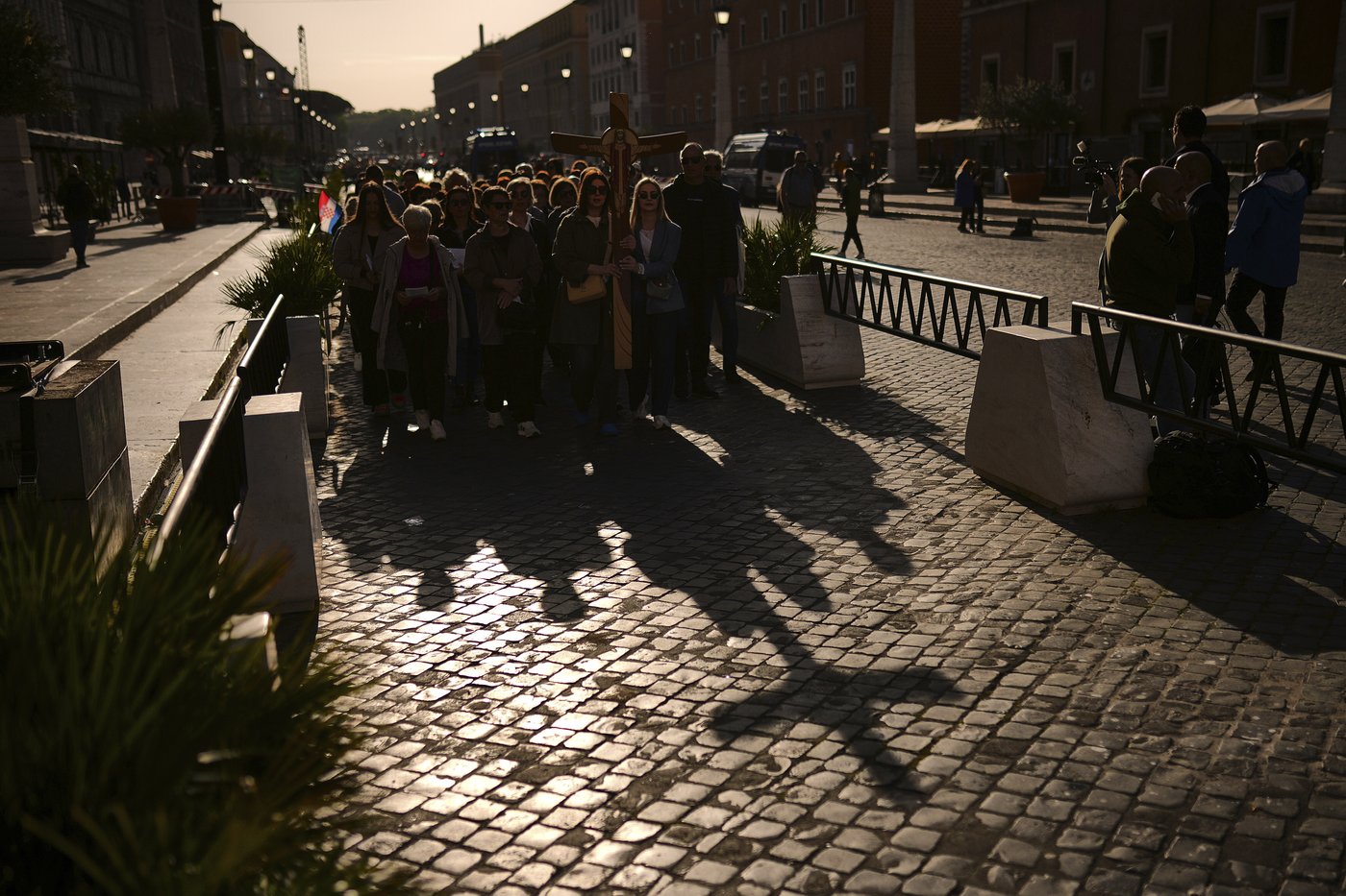 Pope Francis worried about greeting crowd in St. Peter's Square but was thankful he did, report says | iNFOnews.ca Pope Francis worried about greeting crowd in St. Peter's Square but was thankful he did, report says | iNFOnews.ca