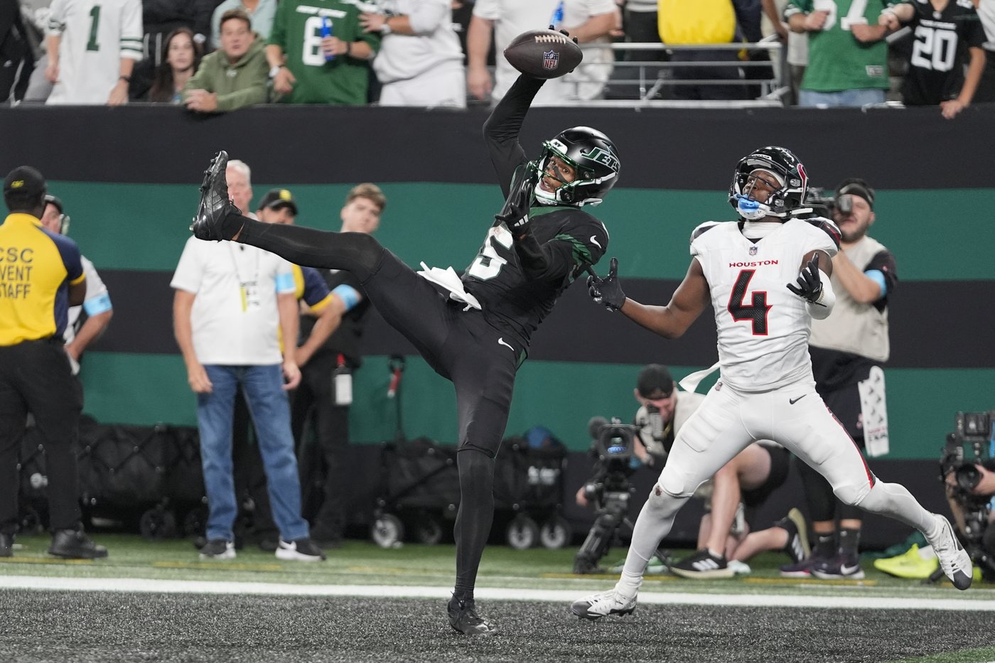 Jets' Garrett Wilson makes a jaw-dropping, 1-handed TD catch vs. Texans | iNFOnews.ca Jets' Garrett Wilson makes a jaw-dropping, 1-handed TD catch vs. Texans | iNFOnews.ca