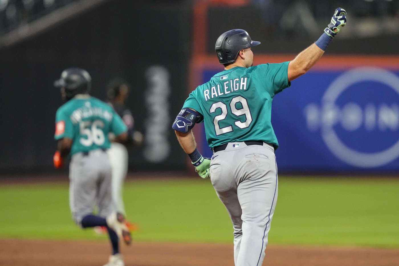 Raleigh hits MLB-leading 46th homer and sparks five-run seventh as Mariners outslug Mets 11-9 | iNFOnews.ca