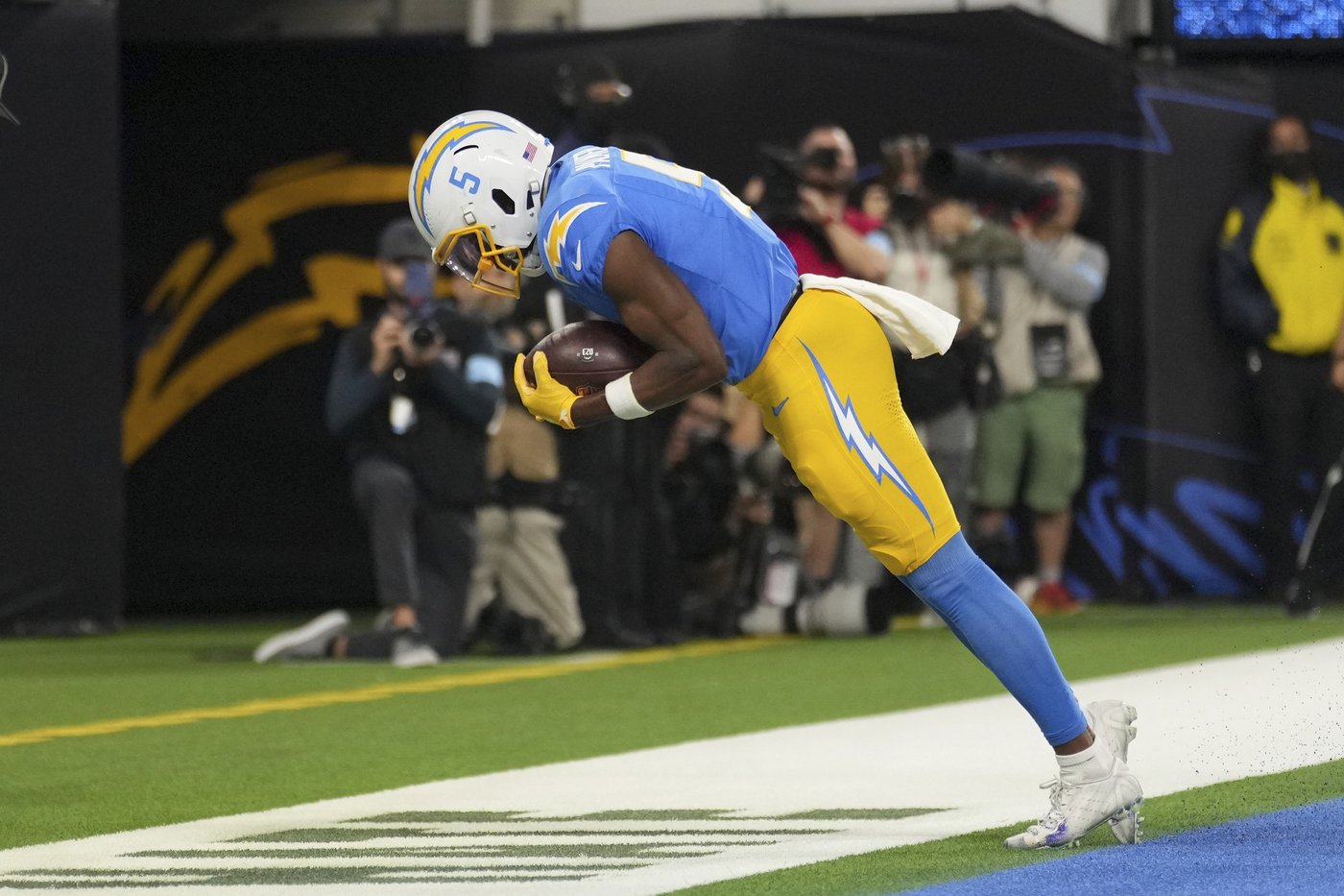 Halftime speech by Derwin James could be key to a late-season push by the Chargers | iNFOnews.ca
