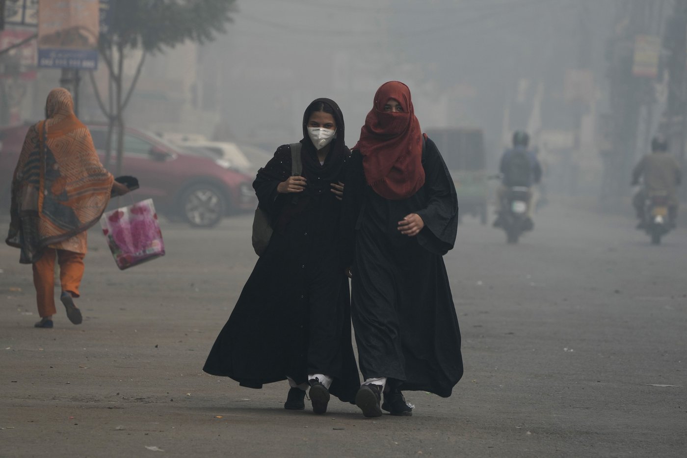 Record-high pollution sickens thousands in Pakistan's cultural capital of Lahore | iNFOnews.ca