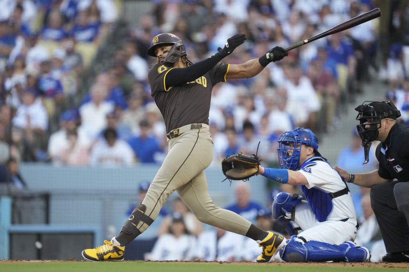 Dodger Stadium fans toss balls and trash on field, interrupt Padres' 10-2 win that evens NLDS | iNFOnews.ca