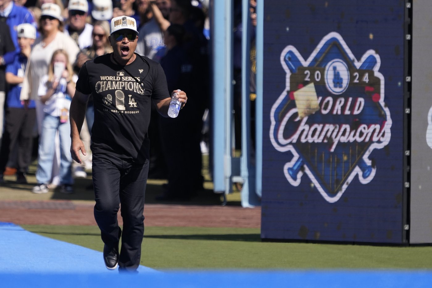 Shohei Ohtani brings his dog and addresses crowd in English as Dodgers celebrate World Series title | iNFOnews.ca