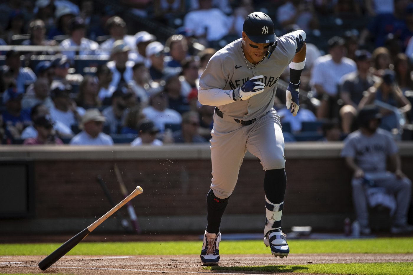 Aaron Judge gets struck in the face by a toss from Yankees teammate Anthony Volpe | iNFOnews.ca Aaron Judge gets struck in the face by a toss from Yankees teammate Anthony Volpe | iNFOnews.ca