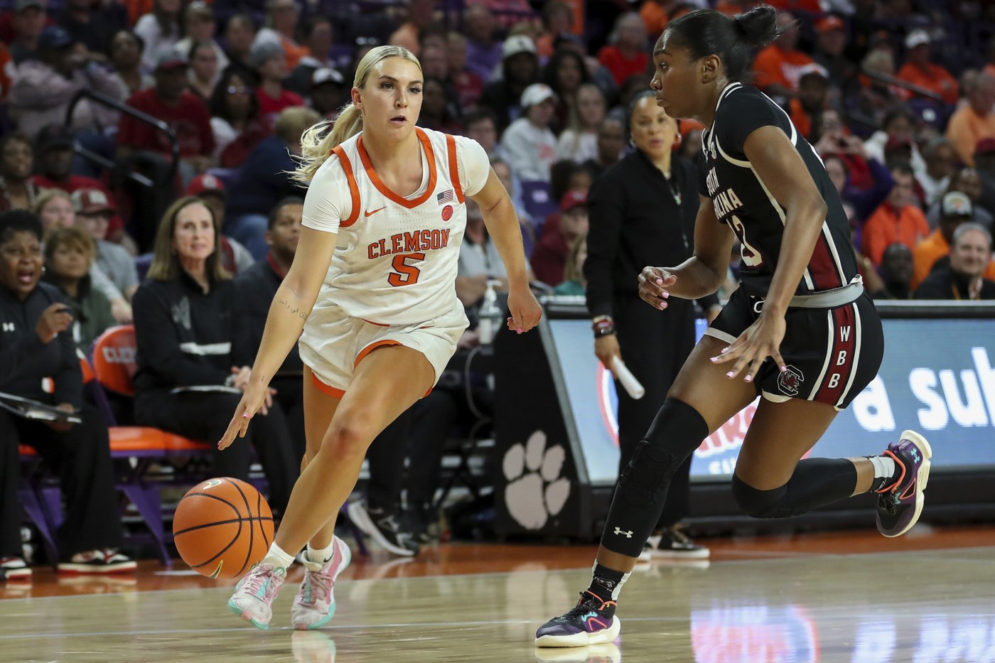 In a 'Final Four-type weekend,' two top-6 clashes put women's college basketball focus on West Coast | iNFOnews.ca In a 'Final Four-type weekend,' two top-6 clashes put women's college basketball focus on West Coast | iNFOnews.ca