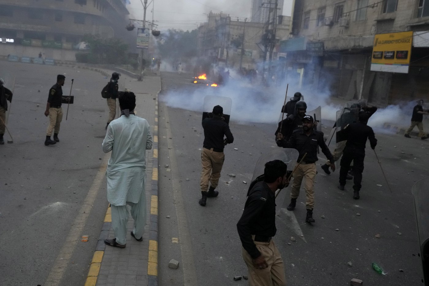 Pakistani police fire tear gas and charge protesters in Karachi | iNFOnews.ca Pakistani police fire tear gas and charge protesters in Karachi | iNFOnews.ca