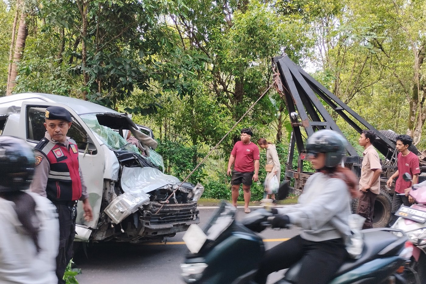 A minibus carrying Chinese tourists crashes in Bali, killing 5 passengers | iNFOnews.ca