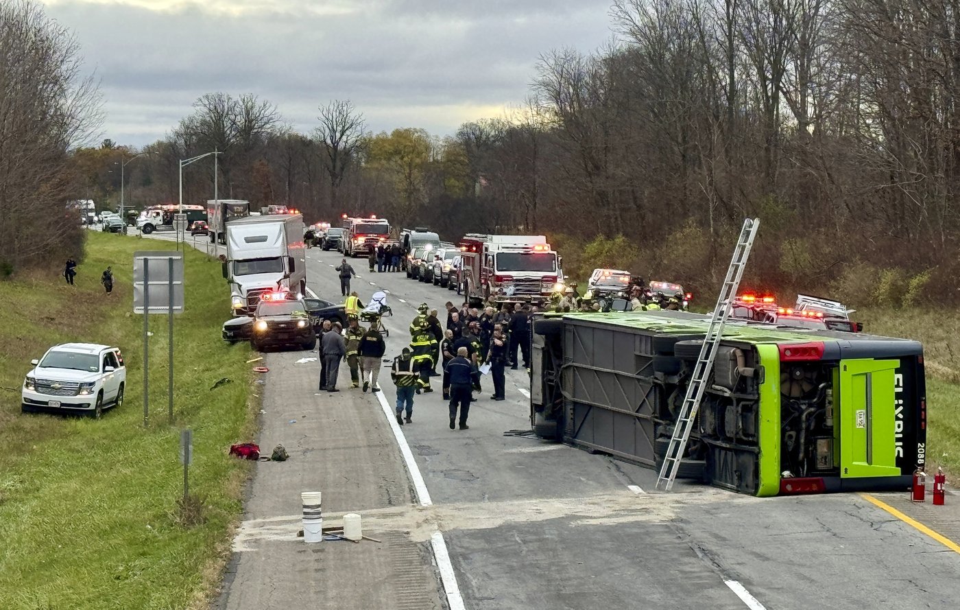 1 person is critically injured as bus overturns on upstate New York highway | iNFOnews.ca 1 person is critically injured as bus overturns on upstate New York highway | iNFOnews.ca