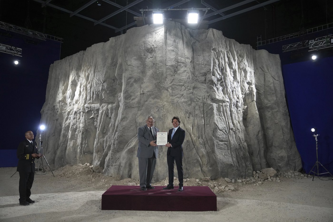 Tom Cruise gets a top U.S Navy honor for boosting the military with his screen roles | iNFOnews.ca