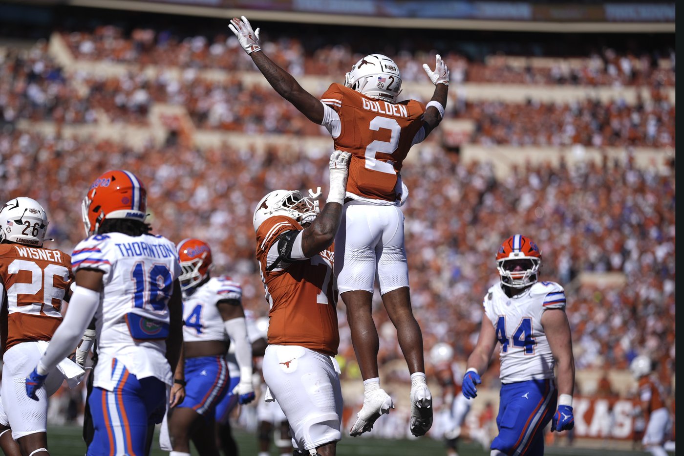 Ewers' 5 TD passes lead No. 5 Texas in 49-17 rout of struggling Florida | iNFOnews.ca Ewers' 5 TD passes lead No. 5 Texas in 49-17 rout of struggling Florida | iNFOnews.ca