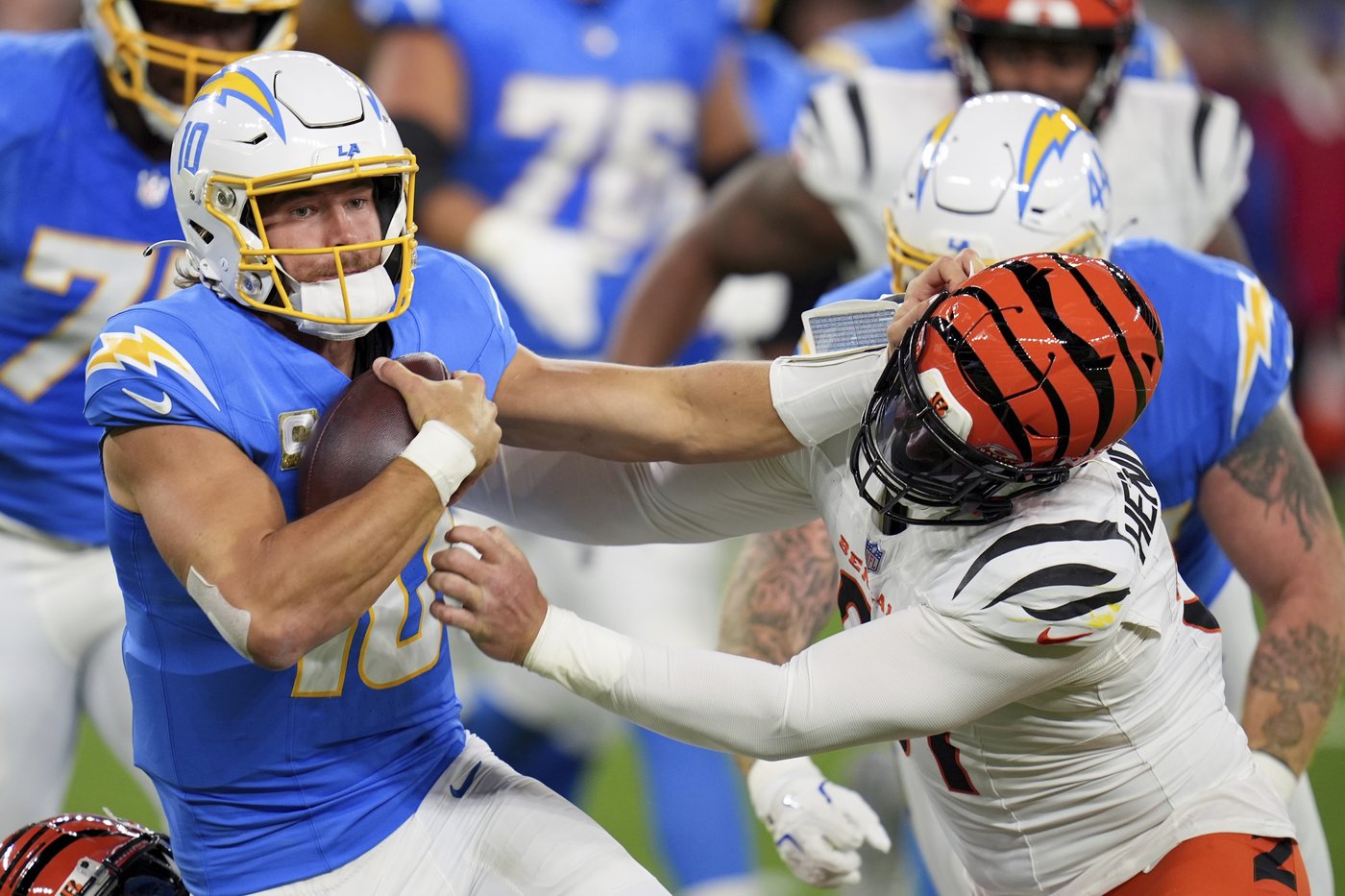 Chargers beat Bengals 34-27 on Dobbins' late TD after squandering 21-point lead | iNFOnews.ca