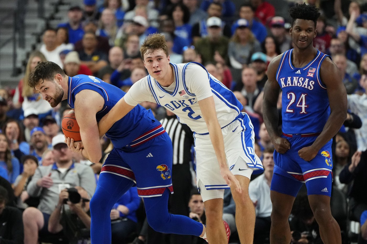 Kansas center Hunter Dickinson ejected for kicking Duke's Maliq Brown in the head | iNFOnews.ca Kansas center Hunter Dickinson ejected for kicking Duke's Maliq Brown in the head | iNFOnews.ca