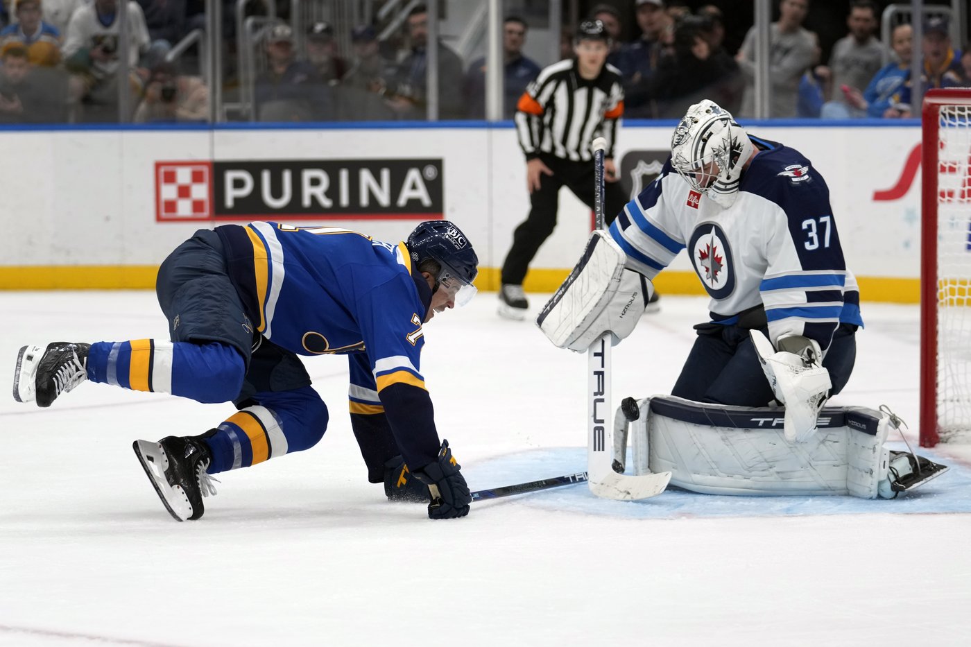 Hellebuyck stops 27 shots, lifts undefeated Jets to 3-2 win over Blues | iNFOnews.ca