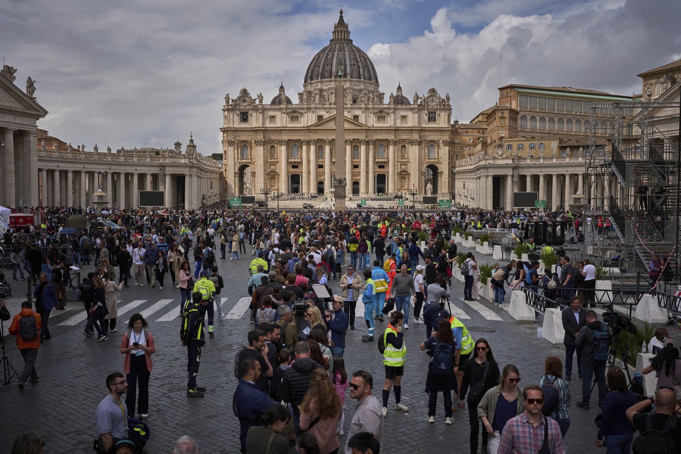 Tens of thousands file into St. Peter's Basilica to pay final respects to Pope Francis | iNFOnews.ca Tens of thousands file into St. Peter's Basilica to pay final respects to Pope Francis | iNFOnews.ca